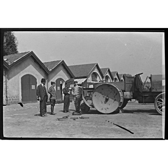 [Machine à cisaille et à versoirs pour la destruction des réseaux de fils de fer. Satory juin 1915.]