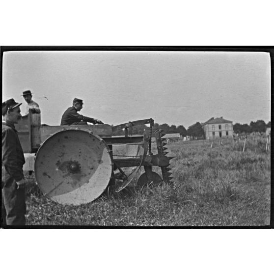 [Machine à cisaille et à versoirs pour la destruction des réseaux de fils de fer. Satory juin 1915.]