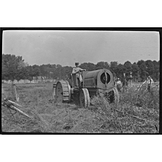 [Machine à cisaille et à versoirs pour la destruction des réseaux de fils de fer. Satory juin 1915.]