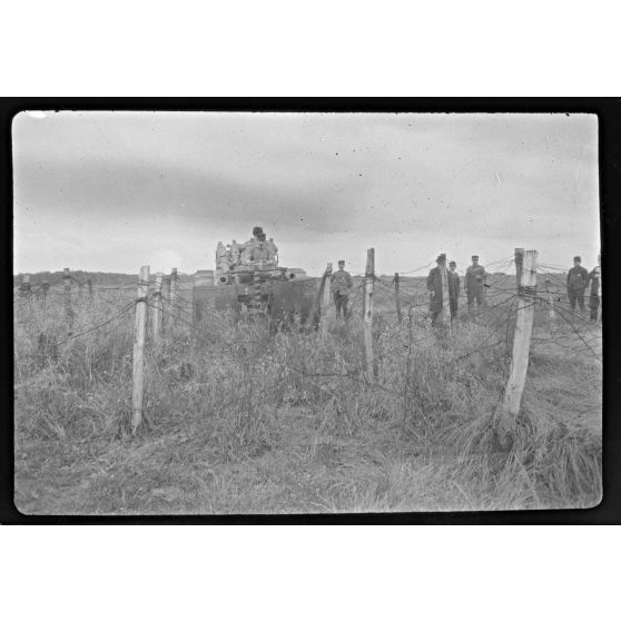 [Machine à cisaille et à versoirs pour la destruction des réseaux de fils de fer. Satory juin 1915.]