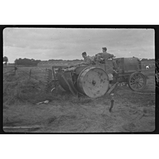 [Machine à cisaille et à versoirs pour la destruction des réseaux de fils de fer. Satory juin 1915.]