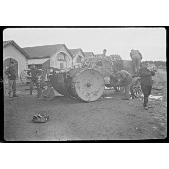 [Machine à cisaille et à versoirs pour la destruction des réseaux de fils de fer. Satory juin 1915.]