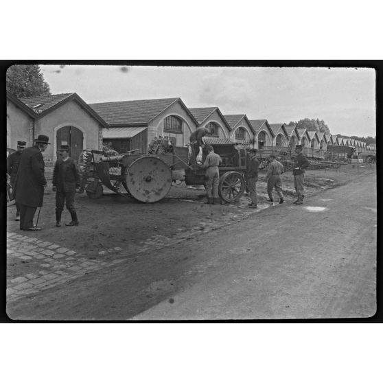 [Machine à cisaille et à versoirs pour la destruction des réseaux de fils de fer. Satory juin 1915.]