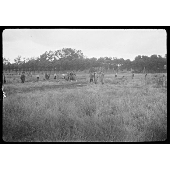 [Machine à cisaille et à versoirs pour la destruction des réseaux de fils de fer. Satory juin 1915.]