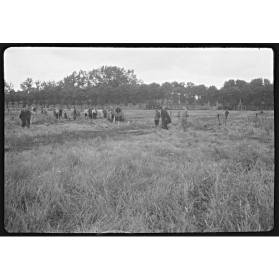 [Machine à cisaille et à versoirs pour la destruction des réseaux de fils de fer. Satory juin 1915.]