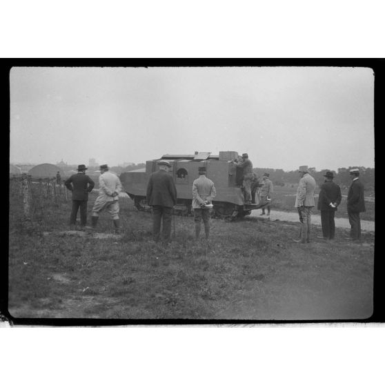 [Expérimentation d'un prototype de char Schneider en présence d'Albert Thomas à Vincennes, juillet 1916.]