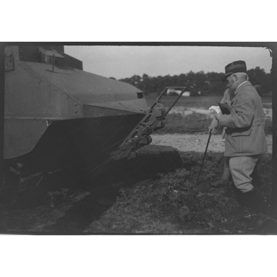 [Caterpillar blindé d'assaut type Creusot muni de l'appareil de coupe à molettes. Vincennes, juillet 1916]<br>