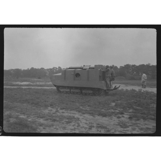 [Conduite d'un prototype de char sur un terrain d'exercice à Vincennes, juillet 1916.]