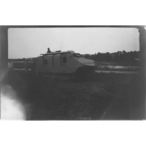 [Prototype de char Schneider muni d'un dispositif de cisailles en expérimentation à Vincennes, juillet 1916.]