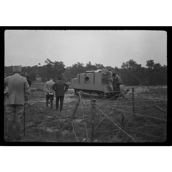 [Expérimentation en présence d'Albert Thomas d'un prototype de char Schneider à Vincennes, juillet 1916.]