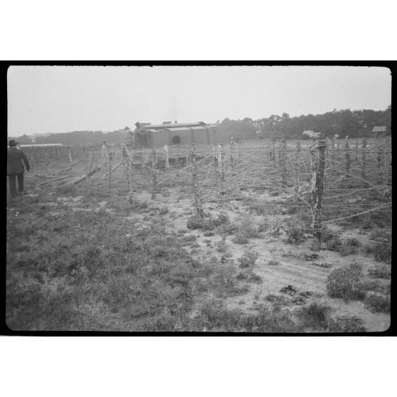 [Manoeuvre d'un prototype de char Schneider au milieu d'un réseau de barbelé à Vincennes, juillet 1916.]
