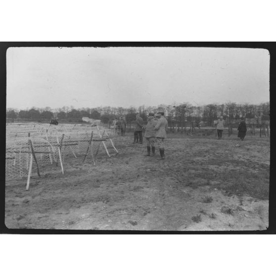 [Autorités militaires devant un réseau de barbelés lors d'une expérimentation à Vincennes, juillet 1916.]