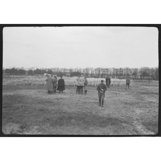 [Autorités militaires devant un réseau de barbelés lors d'une expérimentation à Vincennes, juillet 1916.]