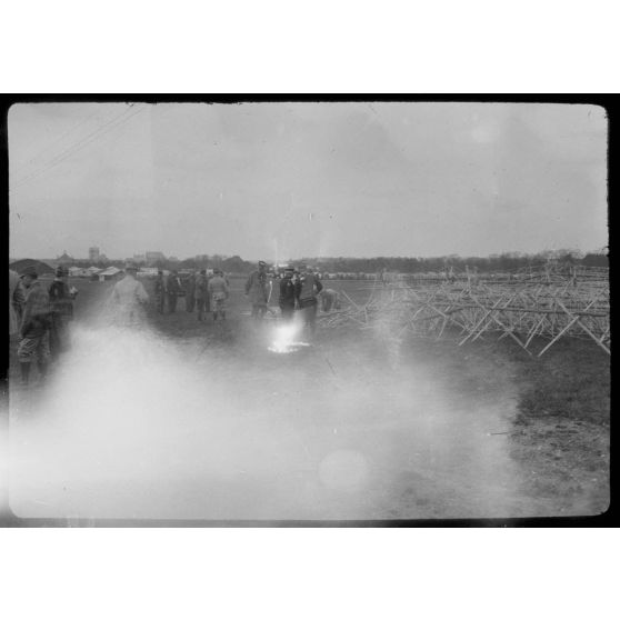 [Autorités militaires devant un réseau de barbelés lors d'une expérimentation à Vincennes, juillet 1916.]