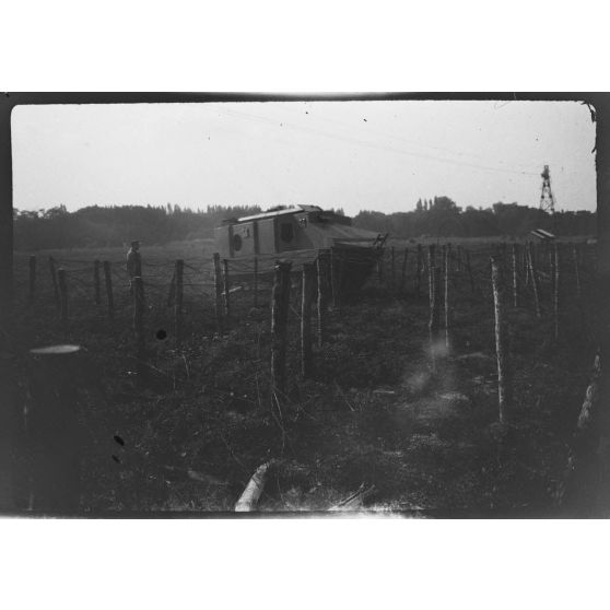 [Prototype de char Schneider s'avançant vers un réseau de barbelés sur un terrain d'expérimentation à Vincennes, juillet 1916.]