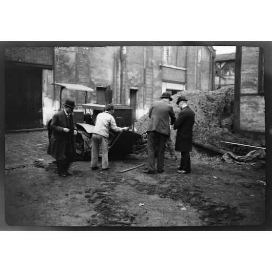 [Essai d'un dispositif de cisailles installé sur un caterpillar, s.d.]