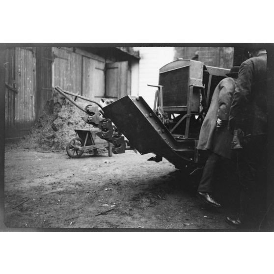 [Détail du dispositif de cisailles installé à l'avant d'un caterpillar en expérimentation, s.d.]