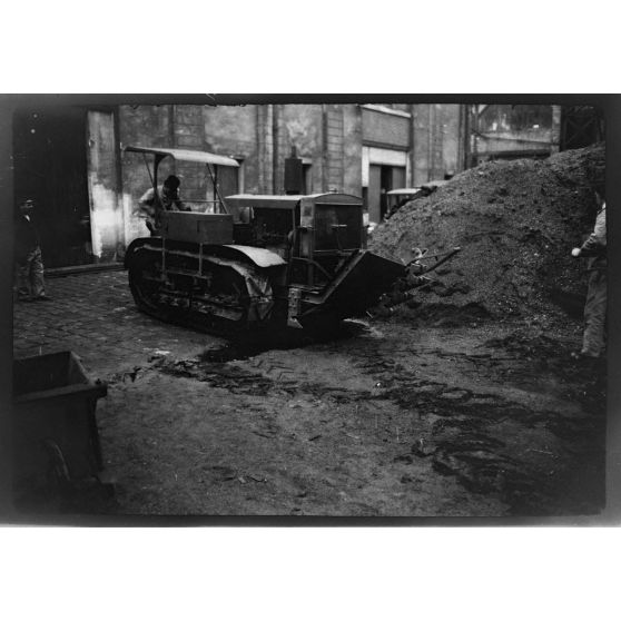 [Essai d'un dispositif de cisailles installé sur un caterpillar, s.d.]