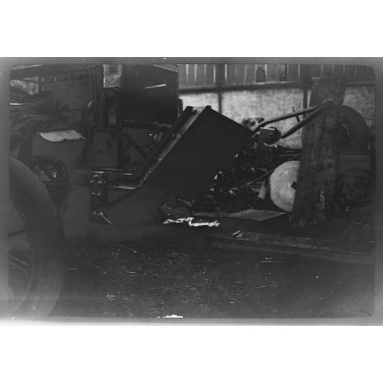 [Détail du dispositif de cisailles installé à l'avant d'un caterpillar en expérimentation, s.d.]