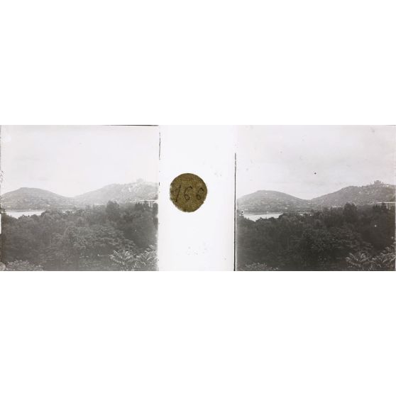 Tananarive, vue prise des jardins du gouverneur. Le lac d'Anosy et le fort Voiron. [légende d'origine]