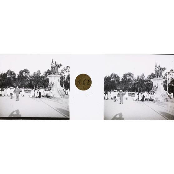 Monument de la conquête. René en kaki, rue Colbert. [légende d'origine]