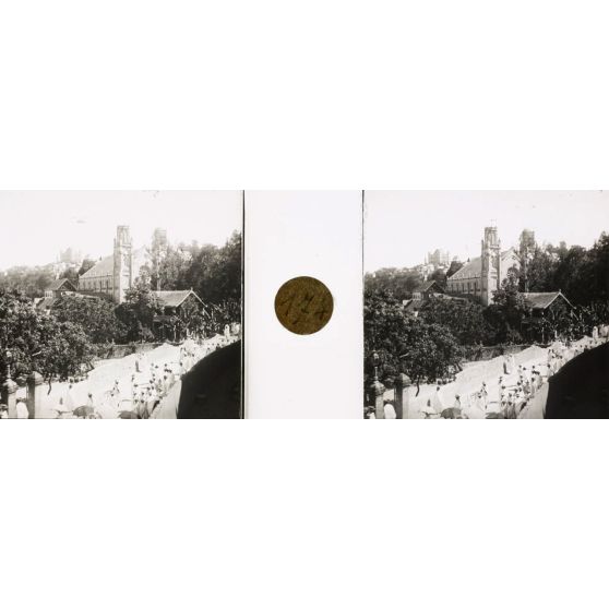 Sortie de la messe à la cathédrale le dimanche (bananiers). [légende d'origine]