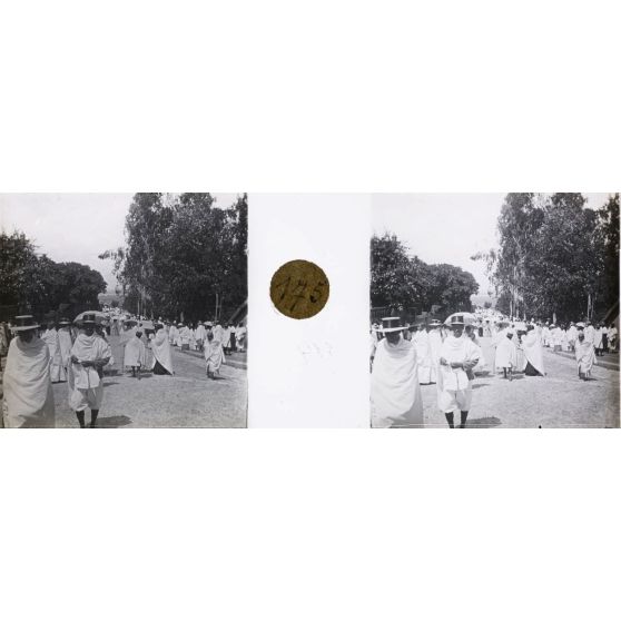 Sortie de la messe. [légende d'origine]