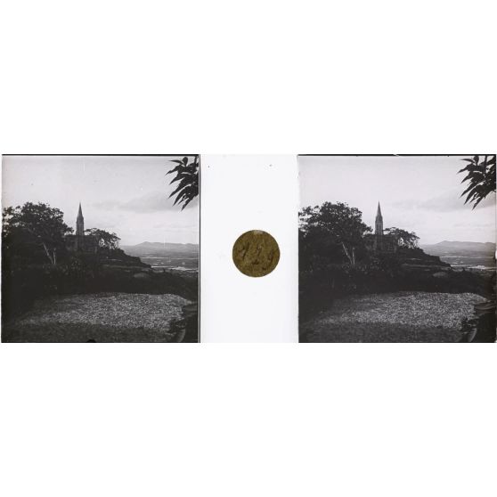 Eglise d'Ambohipotsy au couchant. [légende d'origine]