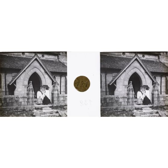 Deux Ramatoas sortent du temple d'Ambohipotsy. [légende d'origine]