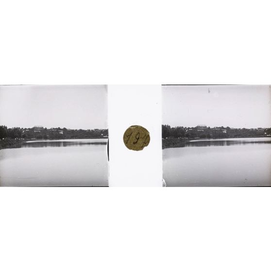 La Résidence vue du lac d'Anosy. [légende d'origine]