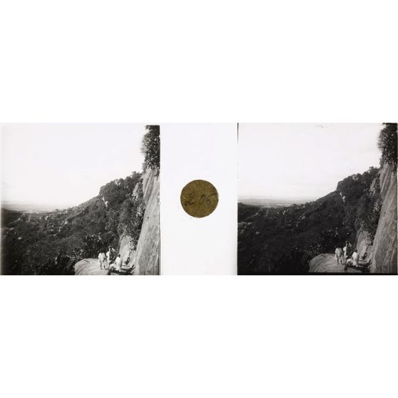 Le col de Fiadana vu des pentes de Tananarive. [légende d'origine]