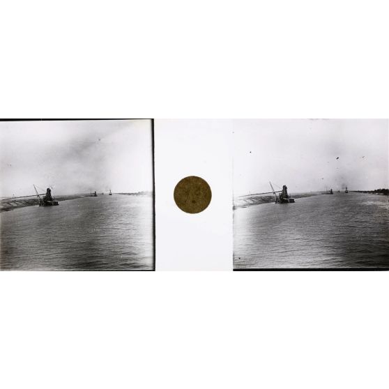 Dragues dans le canal de Suez. [légende d'origine]