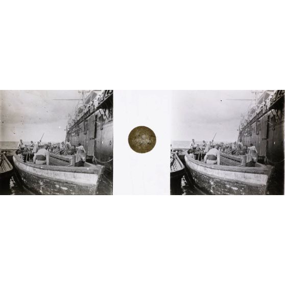 Débarquement des bagages à Tamatave. [légende d'origine]