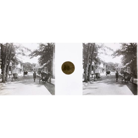 Rue du Commerce à Tamatave. [légende d'origine]