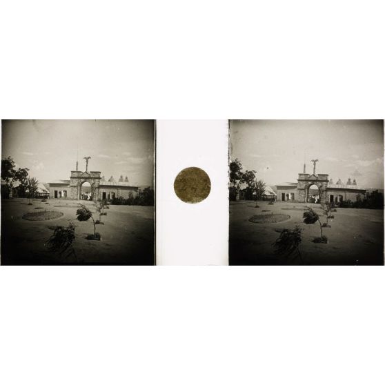 Cour d'entrée du palais de la Reine. [légende d'origine]