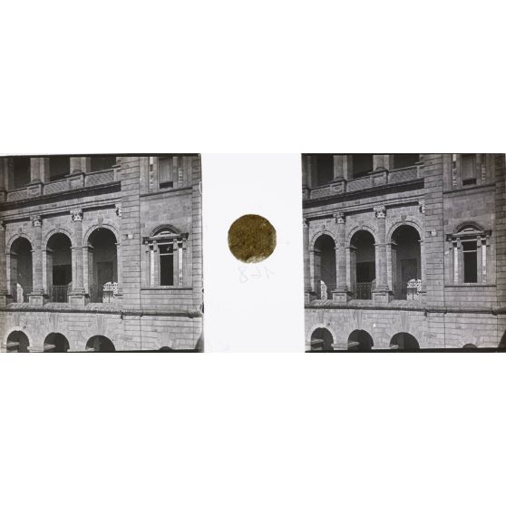 Palais de la reine. Trace d'un obus de 80 de montagne de la reddition. [légende d'origine]