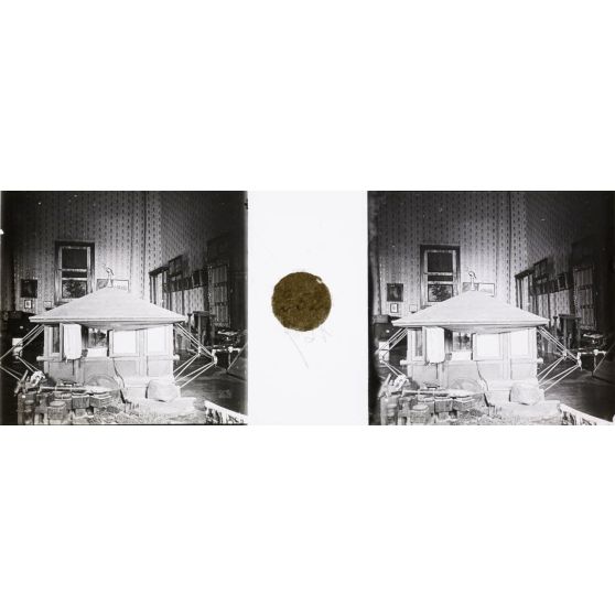 Ancienne litière palanquin. [légende d'origine]