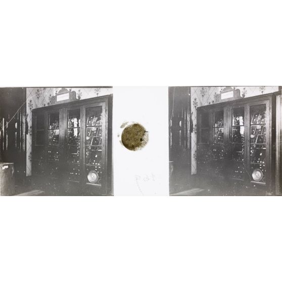 Argenterie en vitrines. [légende d'origine]