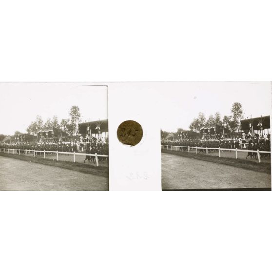 Le défilé, le 14 Juillet. [légende d'origine]