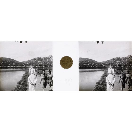 Digue du lac d'Anombe [légende d'origine]