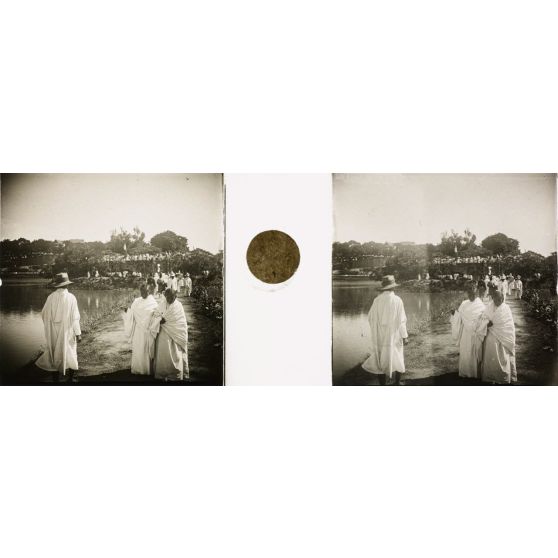 Digue du lac d'Anombe [légende d'origine]