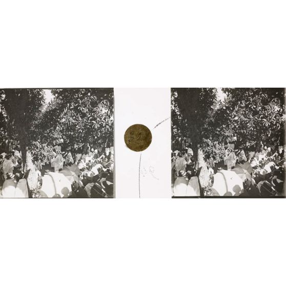 René à un cabar. [légende d'origine]