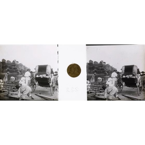 Un pousse-pousse sur le bac. [légende d'origine]