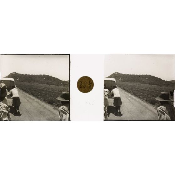 En pousse-pousse. [légende d'origine]