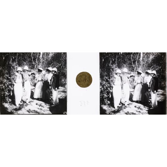 Dans le village. [légende d'origine]