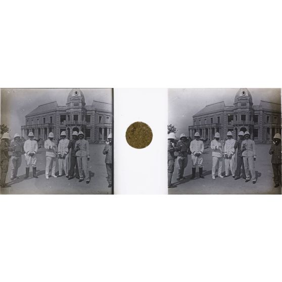 Les camarades, venus dire au revoir. [légende d'origine]