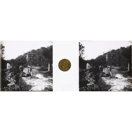 Pont sur rivière, près du camp. [légende d'origine]