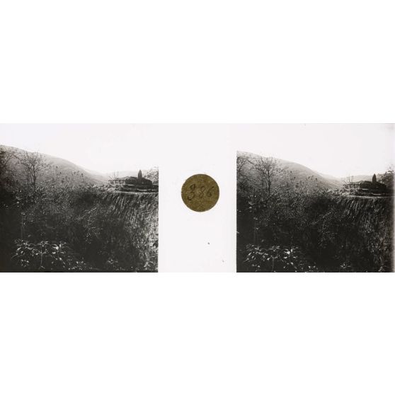 Fossé entourant le village et tombeau. [légende d'origine]