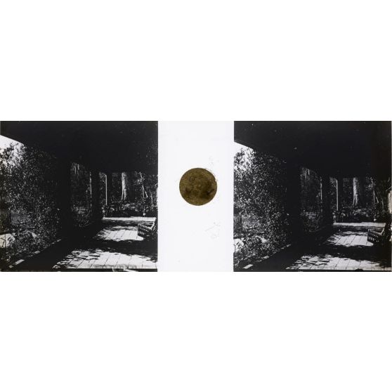 Sous la véranda de la mission chez M. Peake. [légende d'origine]