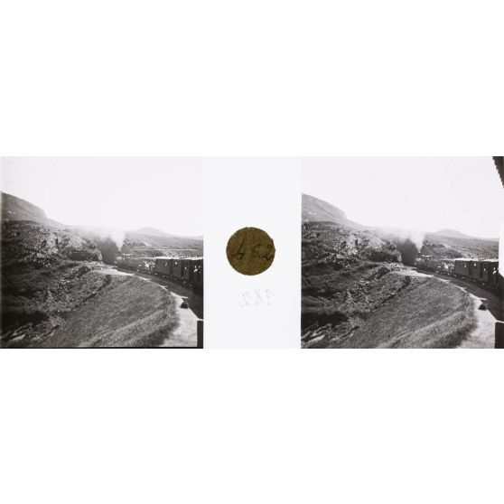 Le train dans une courbe. [légende d'origine]